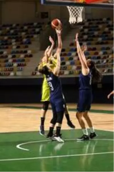 Leyla Atakan Cup'ta son maçın galibi: İzmit Belediyespor Leyla Atakan Cup'ta son maçın galibi: İzmit Belediyespor