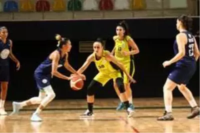 Leyla Atakan Cup'ta son maçın galibi: İzmit Belediyespor Leyla Atakan Cup'ta son maçın galibi: İzmit Belediyespor