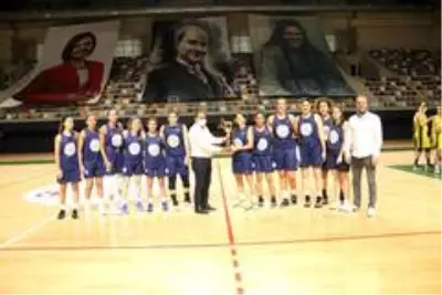 Leyla Atakan Cup'ta son maçın galibi: İzmit Belediyespor Leyla Atakan Cup'ta son maçın galibi: İzmit Belediyespor