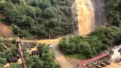 Meteoroloji'nin günlerdir uyarıda bulunduğu Rize'de şiddetli yağışlar yolu ikiye böldü Meteoroloji'nin günlerdir uyarıda bulunduğu Rize'de şiddetli yağışlar yolu ikiye böldü