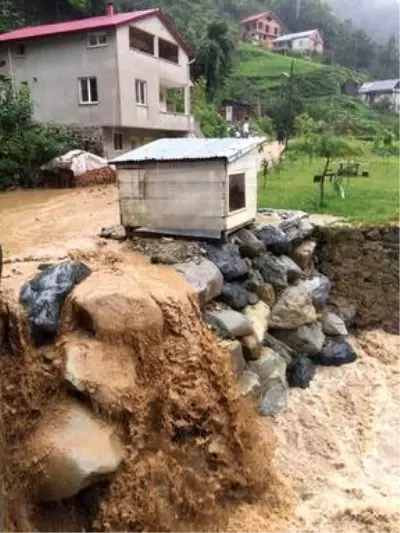 Meteoroloji'nin günlerdir uyarıda bulunduğu Rize'de şiddetli yağışlar yolu ikiye böldü Meteoroloji'nin günlerdir uyarıda bulunduğu Rize'de şiddetli yağışlar yolu ikiye böldü