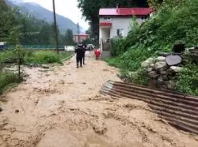 Meteoroloji'nin günlerdir uyarıda bulunduğu Rize'de şiddetli yağışlar yolu ikiye böldü Meteoroloji'nin günlerdir uyarıda bulunduğu Rize'de şiddetli yağışlar yolu ikiye böldü