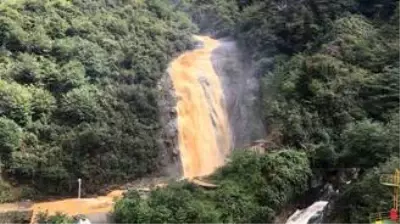 Meteoroloji'nin günlerdir uyarıda bulunduğu Rize'de şiddetli yağışlar yolu ikiye böldü Meteoroloji'nin günlerdir uyarıda bulunduğu Rize'de şiddetli yağışlar yolu ikiye böldü