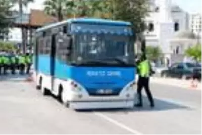 Midibüsüne 'Roketçi Cemal' yazdıran sürücü, kesilen cezaya tepki gösterdi. Midibüsüne 'Roketçi Cemal' yazdıran sürücü, kesilen cezaya tepki gösterdi.