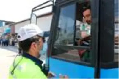 Midibüsüne 'Roketçi Cemal' yazdıran sürücü, kesilen cezaya tepki gösterdi. Midibüsüne 'Roketçi Cemal' yazdıran sürücü, kesilen cezaya tepki gösterdi.