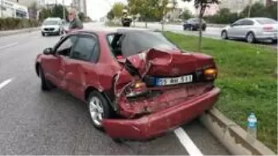 Minibüs otomobile çarpıp kaçtı Minibüs otomobile çarpıp kaçtı