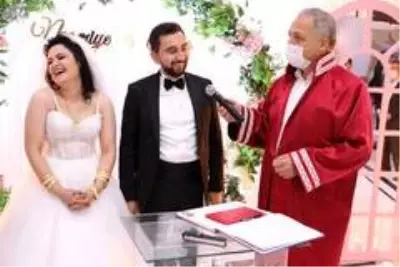 Damadın evet dediği sırada arkadaşları 'Son pişmanlık neye yarar' şarkısını açtı Damadın evet dediği sırada arkadaşları 'Son pişmanlık neye yarar' şarkısını açtı