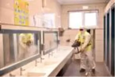 Okulların açılmasına 2 gün kala dezenfektan çalışmaları devam ediyor Okulların açılmasına 2 gün kala dezenfektan çalışmaları devam ediyor