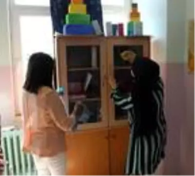 Okulu temizleyen öğretmenler, öğrencileri bekliyor Okulu temizleyen öğretmenler, öğrencileri bekliyor