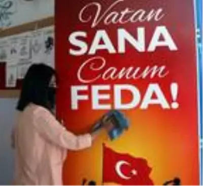 Okulu temizleyen öğretmenler, öğrencileri bekliyor Okulu temizleyen öğretmenler, öğrencileri bekliyor