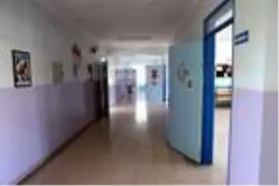 Okulu temizleyen öğretmenler, öğrencileri bekliyor Okulu temizleyen öğretmenler, öğrencileri bekliyor