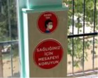 Okulu temizleyen öğretmenler, öğrencileri bekliyor Okulu temizleyen öğretmenler, öğrencileri bekliyor