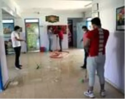 Okulu temizleyen öğretmenler, öğrencileri bekliyor Okulu temizleyen öğretmenler, öğrencileri bekliyor