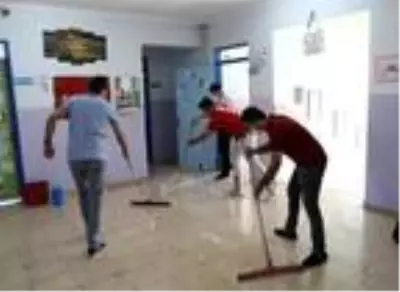 Okulu temizleyen öğretmenler, öğrencileri bekliyor Okulu temizleyen öğretmenler, öğrencileri bekliyor
