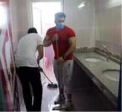 Okulu temizleyen öğretmenler, öğrencileri bekliyor Okulu temizleyen öğretmenler, öğrencileri bekliyor