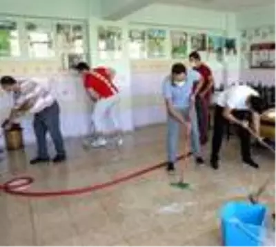 Okulu temizleyen öğretmenler, öğrencileri bekliyor Okulu temizleyen öğretmenler, öğrencileri bekliyor