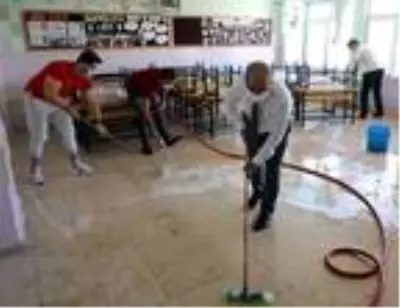 Okulu temizleyen öğretmenler, öğrencileri bekliyor Okulu temizleyen öğretmenler, öğrencileri bekliyor