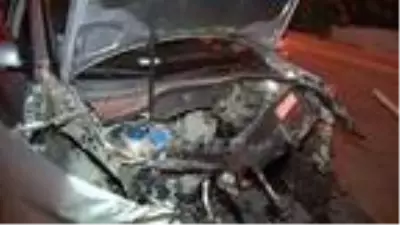 OTOMOBİL BARİYERLERE ÇARPTI, YOLA DÖKÜLEN YAĞ VE PARÇALAR İKİNCİ KAZAYA NEDEN OLDU OTOMOBİL BARİYERLERE ÇARPTI, YOLA DÖKÜLEN YAĞ VE PARÇALAR İKİNCİ KAZAYA NEDEN OLDU