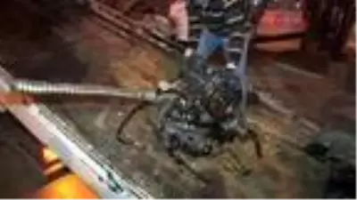 OTOMOBİL BARİYERLERE ÇARPTI, YOLA DÖKÜLEN YAĞ VE PARÇALAR İKİNCİ KAZAYA NEDEN OLDU OTOMOBİL BARİYERLERE ÇARPTI, YOLA DÖKÜLEN YAĞ VE PARÇALAR İKİNCİ KAZAYA NEDEN OLDU