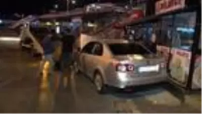 OTOMOBİL BARİYERLERE ÇARPTI, YOLA DÖKÜLEN YAĞ VE PARÇALAR İKİNCİ KAZAYA NEDEN OLDU OTOMOBİL BARİYERLERE ÇARPTI, YOLA DÖKÜLEN YAĞ VE PARÇALAR İKİNCİ KAZAYA NEDEN OLDU