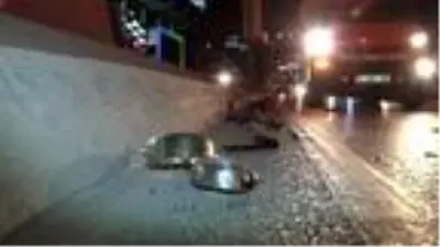 OTOMOBİL BARİYERLERE ÇARPTI, YOLA DÖKÜLEN YAĞ VE PARÇALAR İKİNCİ KAZAYA NEDEN OLDU OTOMOBİL BARİYERLERE ÇARPTI, YOLA DÖKÜLEN YAĞ VE PARÇALAR İKİNCİ KAZAYA NEDEN OLDU