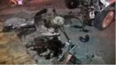 OTOMOBİL BARİYERLERE ÇARPTI, YOLA DÖKÜLEN YAĞ VE PARÇALAR İKİNCİ KAZAYA NEDEN OLDU OTOMOBİL BARİYERLERE ÇARPTI, YOLA DÖKÜLEN YAĞ VE PARÇALAR İKİNCİ KAZAYA NEDEN OLDU
