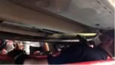 Son dakika haberi... Panelvanın motor kısmına sıkışan kediyi itfaiye kurtardı - DÜZCE Son dakika haberi... Panelvanın motor kısmına sıkışan kediyi itfaiye kurtardı - DÜZCE