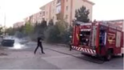 Park halindeki otomobilde yangın Park halindeki otomobilde yangın