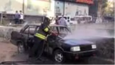 Park halindeki otomobilde yangın Park halindeki otomobilde yangın