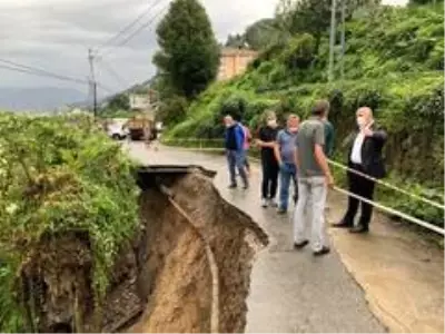 Meteoroloji'nin günlerdir uyarıda bulunduğu Rize'de şiddetli yağışlar yolu ikiye böldü Meteoroloji'nin günlerdir uyarıda bulunduğu Rize'de şiddetli yağışlar yolu ikiye böldü