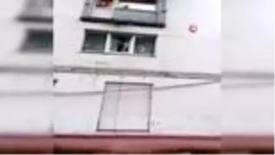 Her şey bir anda oldu! Çürüyen binanın balkonu yoldan geçenlerin üzerine düştü Her şey bir anda oldu! Çürüyen binanın balkonu yoldan geçenlerin üzerine düştü