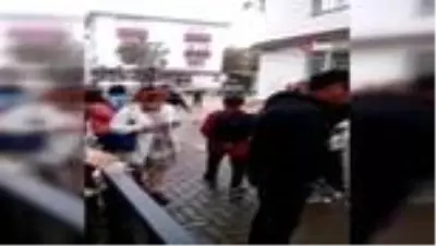 Her şey bir anda oldu! Çürüyen binanın balkonu yoldan geçenlerin üzerine düştü Her şey bir anda oldu! Çürüyen binanın balkonu yoldan geçenlerin üzerine düştü