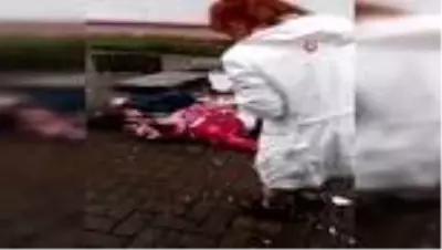 Her şey bir anda oldu! Çürüyen binanın balkonu yoldan geçenlerin üzerine düştü Her şey bir anda oldu! Çürüyen binanın balkonu yoldan geçenlerin üzerine düştü