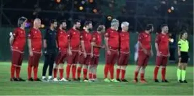 Sağlık çalışanları yeşil sahada hünerlerini gösterdi Sağlık çalışanları yeşil sahada hünerlerini gösterdi