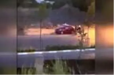 Sahibini durdurdukları otomobili çaldılar! O anlar kameraya anbean yansıdı Sahibini durdurdukları otomobili çaldılar! O anlar kameraya anbean yansıdı