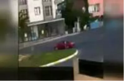 Sahibini durdurdukları otomobili çaldılar! O anlar kameraya anbean yansıdı Sahibini durdurdukları otomobili çaldılar! O anlar kameraya anbean yansıdı