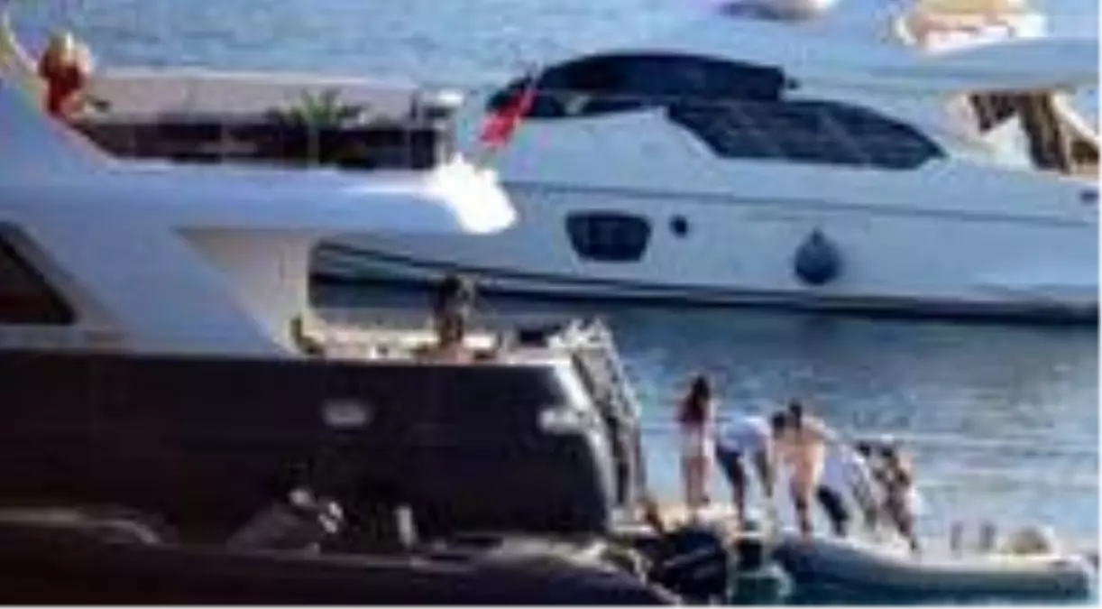 Şevval Şahin ve Yiğit Marcus Aral Bodrum'da tekne partisinde