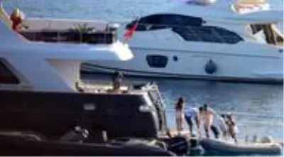 Şevval Şahin ve Yiğit Marcus Aral Bodrum'da tekne partisinde Şevval Şahin ve Yiğit Marcus Aral Bodrum'da tekne partisinde