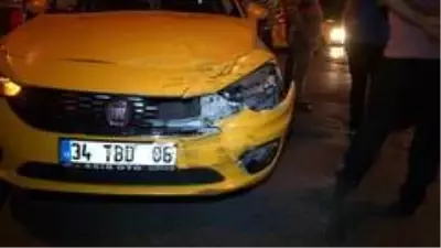 Şişli'de çalıntı motosikletle polisten kaçan şüpheliler taksiye çarptı: 2 yaralı Şişli'de çalıntı motosikletle polisten kaçan şüpheliler taksiye çarptı: 2 yaralı