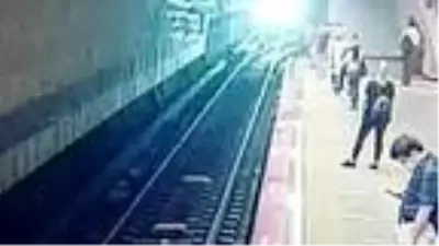 Şişli'de Iraklı gencin metro raylarına atlayarak intihar ettiği görüntüler ortaya çıktı Şişli'de Iraklı gencin metro raylarına atlayarak intihar ettiği görüntüler ortaya çıktı