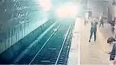 Şişli'de Iraklı gencin metro raylarına atlayarak intihar ettiği görüntüler ortaya çıktı Şişli'de Iraklı gencin metro raylarına atlayarak intihar ettiği görüntüler ortaya çıktı