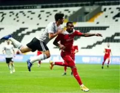 İlk yarı Beşiktaş'ın 1-0 üstünlüğüyle bitti İlk yarı Beşiktaş'ın 1-0 üstünlüğüyle bitti