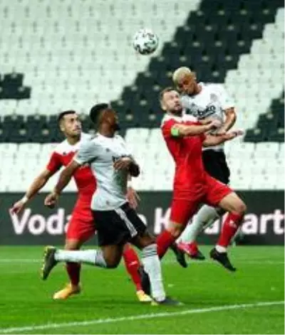 İlk yarı Beşiktaş'ın 1-0 üstünlüğüyle bitti İlk yarı Beşiktaş'ın 1-0 üstünlüğüyle bitti