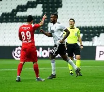 İlk yarı Beşiktaş'ın 1-0 üstünlüğüyle bitti İlk yarı Beşiktaş'ın 1-0 üstünlüğüyle bitti