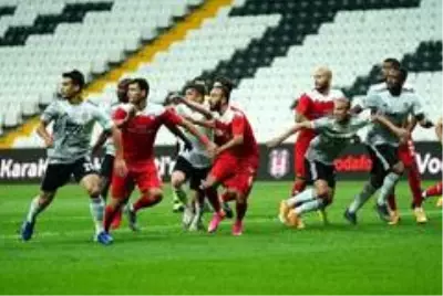 İlk yarı Beşiktaş'ın 1-0 üstünlüğüyle bitti İlk yarı Beşiktaş'ın 1-0 üstünlüğüyle bitti