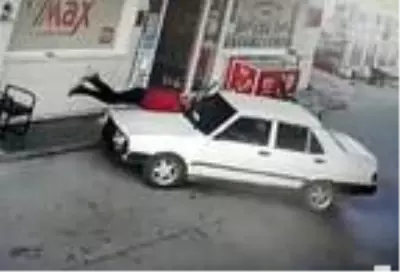Yakıtın parasını isteyen istasyon görevlisine çarpıp kaçtılar! O anlar kamerada Yakıtın parasını isteyen istasyon görevlisine çarpıp kaçtılar! O anlar kamerada
