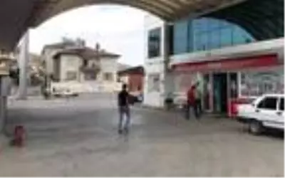 Tartıştığı istasyon görevlisine otomobiliyle çarptı (2) Tartıştığı istasyon görevlisine otomobiliyle çarptı (2)