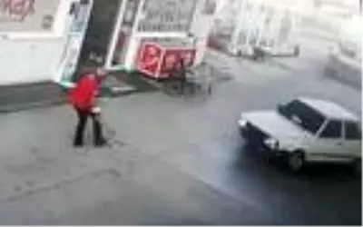 Yakıtın parasını isteyen istasyon görevlisine çarpıp kaçtılar! O anlar kamerada Yakıtın parasını isteyen istasyon görevlisine çarpıp kaçtılar! O anlar kamerada