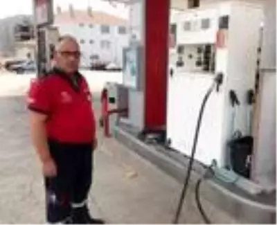 Tartıştığı istasyon görevlisine otomobiliyle çarptı (2) Tartıştığı istasyon görevlisine otomobiliyle çarptı (2)
