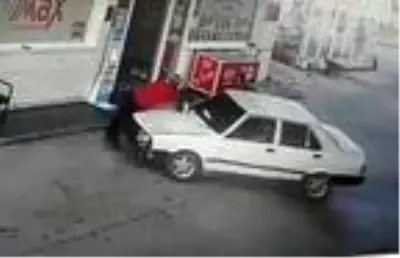 Yakıtın parasını isteyen istasyon görevlisine çarpıp kaçtılar! O anlar kamerada Yakıtın parasını isteyen istasyon görevlisine çarpıp kaçtılar! O anlar kamerada